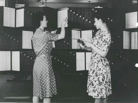 Women at Flexoline wall